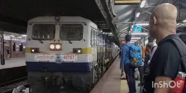 रत्नागिरी: कोकण कन्या रेल्वेत मद्य विक्री करणाऱ्या रेल्वेच्या एसी कोच अटेंडंटला रंगेहाथ अटक