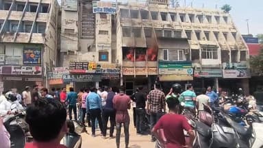 आगरा के संजय प्लेस में कंप्यूटर लैपटॉप से संबंधित दुकानों की बिल्डिंग में लगी भीषण आग