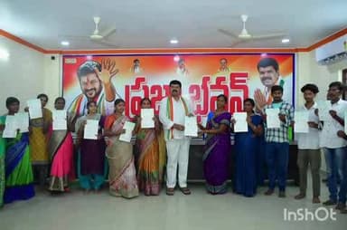 మణుగూరు: మణుగూరు ఎమ్మెల్యే క్యాంపు కార్యాలయంలో CMRF, కళ్యాణ లక్ష్మి, అంగన్వాడి సిబ్బందికి స్మార్ట్ ఫోన్లు పంపిణీ చేసిన ఎమ్మెల్యే