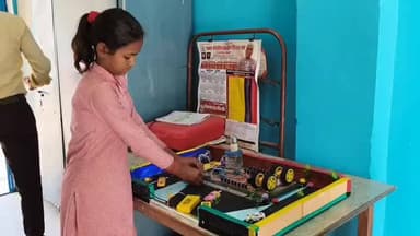 कर्वी: ईटौरा गांव के मजदूर की बेटी सुधा ने सड़क हादसे रोकने वाला अनोखा मॉडल किया तैयार
