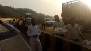 लालगंज: ड्रमंडगंज घाटी के जालिम मोड़ के पास दाल लादकर बिहार जा रहे ट्रक का ब्रेक फेल, आगे चल रहे ट्रेलर से टकराया