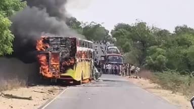 ಶೋರಾಪುರ: ಶಾಂತಾಪುರ ಕ್ರಾಸ್ ಬಳಿ ಕಾರು ಬಸ್ ಡಿಕ್ಕಿ ಆರು ಜನ ಸಜೀವ ದಹನ