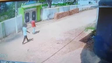 रातू: रातू काठीटांड से बाइक चोरी, सीसीटीवी में कैद हुए दो चोर, पैदल आकर दिया घटना को अंजाम