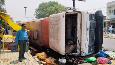 #सिधारी थाना क्षेत्र के शाहगढ़ चौराहे पर शीरा लोडेड टैंकर पलटा सड़क पर फिसले कई बाइक सवार गिरे