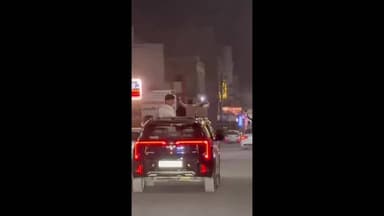 खेकड़ा: दिल्ली सहारनपुर हाईवे पर गाड़ियों से खतरनाक तरीके से बाहर निकलकर स्टंट करने पर 2 वाहनों का ₹2000 का चालान