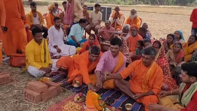 रामगढ़ चौक: बरतारा गांव में सीताराम यज्ञ को लेकर हुआ ध्वजारोहण, बनारस से पहुंचेंगे कथावाचक, तैयारियां शुरू