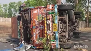 बालूमाथ: नचना गांव के पास दो वाहनों में भीषण टक्कर, पार्सल वाहन पलटा, चालक और खलासी बाल-बाल बचे