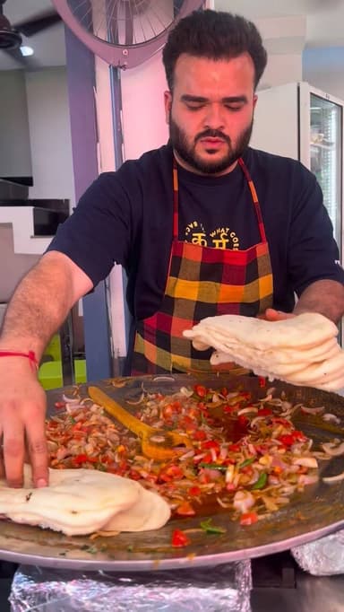 Tadke Wale Chole Kulche in East Delhi Geeta Colony
#delhifood #streetfood #indianfood #foodvideos #eastdelhifood
May...