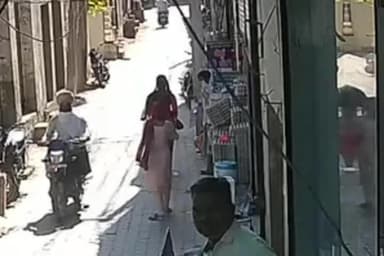 ਖੱਡੀਆਂ ਵਾਲੀ ਗਲੀ ਵਿੱਚ ਔਰਤ ਨਾਲ ਠੱਗੀ, ਸੋਨੇ ਦੀਆਂ ਵਾਲੀਆਂ ਲੈ ਉੱਡੇ ਠੱਗ