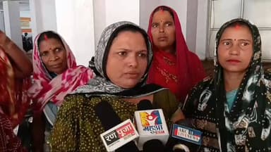 पोखरी के पट्टे को निरस्त करने के लिए पीड़ित महिलाओं ने जिलाधिकारी को सोपे ज्ञापन