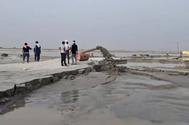 पटियाली: पटियाली तहसील क्षेत्र के बरौना गांव में गंगा कटान रोकने के लिए ठोकर निर्माण शुरू, गुणवत्ता पर उठे सवाल