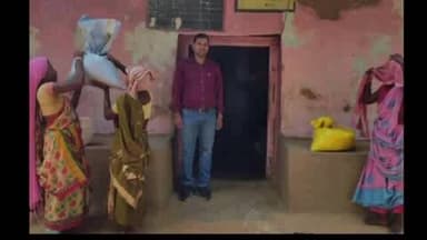 रामगढ़: एमओ आशुतोष कुमार ने सिलठा ऐ व पहाड़पुर पंचायत के पीडीएस दुकानों का औचक निरीक्षण किया, कई निर्देश दिए