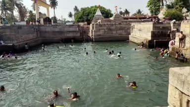 ಶಹಾಪುರ: ಬಿಸಿಲಿನ ತಾಪಕ್ಕೆ ಈಜು ಆಶ್ರಯ: ಗ್ರಾಮಸ್ಥರ ಮೊರೆ ಪುಷ್ಕರಣಿ, ಬಾವಿಗಳತ್ತ