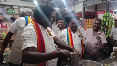 பவானி: ஊராட்சி கோட்டை பகுதியில் பாமக ராமதாஸ் அணியின் சார்பில் பவானி வேட்பாளர் ஆறுமுகம் பேக்கரியில் டீ போட்டார்