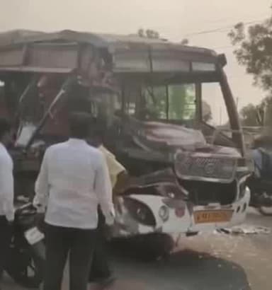 ಕುರುಗೊಡು: ಪಟ್ಟಣದ ಹೊರ ವಲಯದಲ್ಲಿ ಮಿನಿ ಬಸ್ ಮತ್ತು ಟ್ರ್ಯಾಕ್ಟರ್ ನಡುವೆ ಅಪಘಾತ; ಓರ್ವ ಮಹಿಳೆ ಸಾವು