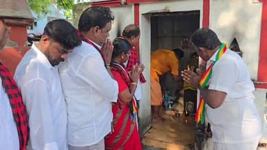 கள்ளக்குறிச்சி: கள்ளக்குறிச்சி நகராட்சியில் விடுதலை சிறுத்தைகள் கட்சியின் வேட்பாளர் மாலதி சாமி தரிசனம் செய்து தேர்தல் பிரசாரத்தை தொடங்கினார்