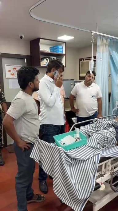 कतरास निवासी जनता श्रमिक संघ के संगठन सचिव शुभम यादव को अपराधियों ने मारी गोली, स्थिति नाज़ुक, सूचना पाकर पहुँचे महापौर ...