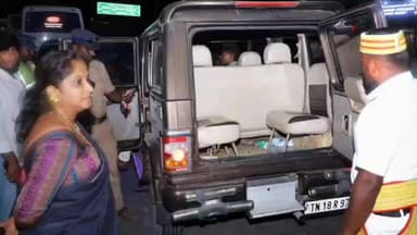 செங்கல்பட்டு: திம்மாவரத்தில் தேர்தல் பறக்கும் படையினரின் சோதனையை மாவட்ட ஆட்சியர் நேரில் பார்வையிட்டு ஆய்வு செய்தார்