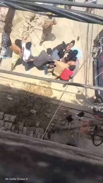 #मुजफ्फरनगर :
⏩पुलिस दबिश के दौरान जमकर हंगामा
⏩आरोपी को पकड़ने गई पुलिस पर हमला
⏩पुलिस से आरोपी को परिजनों ने छुड़ा...