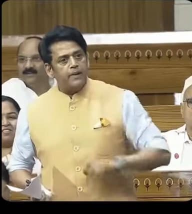 लोकसभा में महिला आरक्षण के मुद्दे पर बोलते वक्त गोरखपुर सांसद श्री रवि किशन शुक्ला बोले- "जब पत्नी गहरी नींद में रहती है...