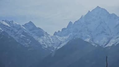 कल्पा: किन्नौर में मौसम हुआ सुहावना, पहाड़ों पर गिरी ताज़ा बर्फ और निचले क्षेत्रों में शुक्रवार रात हुई बारिश