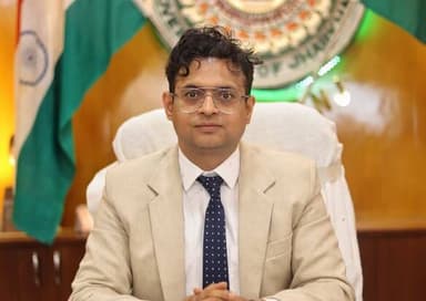 झारखंड में बड़ा प्रशासनिक फेरबदल....
हजारीबाग को मिले नए उपायुक्त और पुलिस अधीक्षक 👇
👉 हेमंत सती (IAS 2017) बने हजारीब...