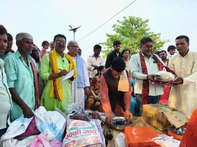 मुसहरी टोला के अग्नि पीड़ितों को मिली राहत, जनसंगठनों ने बढ़ाया मदद का हाथ #Bettiah #WestChamparan #FireVictims #ReliefD...