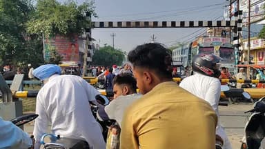 पूरनपुर-माधोटांडा रेलवे फाटक तकनीकी खराबी के चलते घंटों बंद, लगा भीषण जाम; जोखिम में जान, पूरनपुर-माधोटांडा रेलवे फाटक त