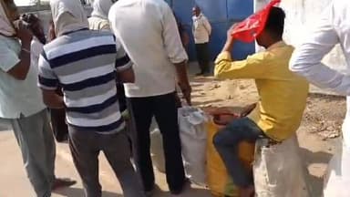 भरहरा में गैस सिलेंडर के लिए उपभोक्ताओं की लंबी कतार, सुबह से इंतजार में खड़े लोग