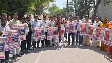 उन्नाव: डीएम ऑफिस में नर सेवा नारायण सेवा के संस्थापक ने स्मार्ट मीटर के चलते बिजली बिल की समस्या पर दिया ज्ञापन