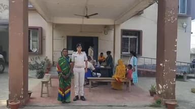 फुल्लीडूमर: इनारावरण गांव से फुल्लीडुमर पुलिस ने 25 लीटर देसी महुआ शराब के साथ एक महिला कारोबारी को किया गिरफ्तार