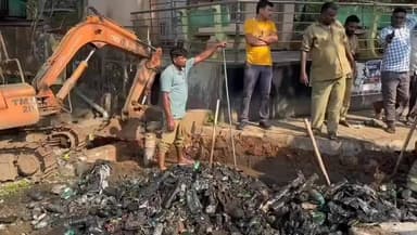 ದಾಂಡೇಲಿ: ಪಟೇಲ್ ವೃತ್ತದ ಹತ್ತಿರ ಸೆಪ್ಟಿಕ್ ಚೇಂಬರಿನಿಂದ ರಸ್ತೆಯಿಡಿ ಹರಡಿಕೊಂಡಿದ್ದ ತ್ಯಾಜ್ಯ ನೀರು : ವಾರದಿಂದಿದ್ದ ಸಮಸ್ಯೆಗೆ ಇತೀಶ್ರೀ ಹಾಡಿದ ನಗರಸಭೆ