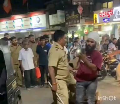 अंबरनाथ: अंबरनाथ मध्ये भर रस्त्यात तरुणांकडून पोलिसांना धक्काबुक्की, व्हिडिओ व्हायरल