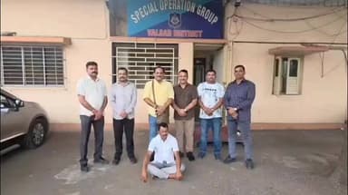 વાપી: છેલ્લા ૧૩ વર્ષથી વાપી ટાઉન પોલીસ સ્ટેશનના પ્રોહિબીશનના ગુન્હામાં નાસતા ફરતા આરોપીને ઝડપી પાડતી જિલ્લા એસ.ઓ.જી.