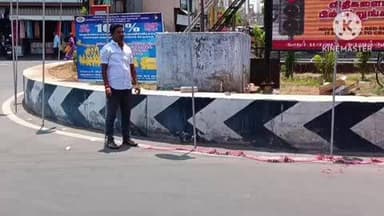 கரூர்: மக்களவையில் மூன்று மசோதாக்கள் தோல்வி அடைந்ததன் எதிரொலியாக திமுகவினர் பட்டாசு வெடித்து இனிப்பு வழங்கி கொண்டாடினர் .