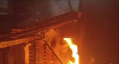 पुपरी में भीषण अग्निकांड का तांडव
सीतामढ़ी: पुपरी में भीषण अग्निकांड का तांडव, बीमार पिता को बचाने गई मासूम बेटी समेत द...