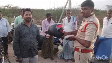శిరోరక్ష ప్రాణ రక్ష కార్యక్రమంలో భాగంగా 15 మందికి హెల్మెట్లు కొనిచ్చిన ఇంకొల్లు ఎస్సై సురేష్,హెల్మెట్లు లేకుంటే జరిమానా