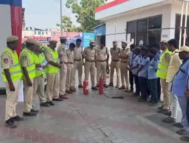 నిర్మల్: అగ్నిమాపక వారోత్సవాల్లో భాగంగా జిల్లా కేంద్రంలోని పోలీసు పెట్రోల్ బంకులో సిబ్బందికి అగ్ని ప్రమాదాల నివారణపై అవగాహన