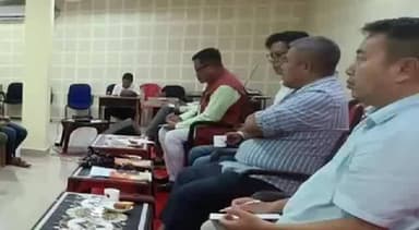 ডিফু: কাৰ্বি আংলং জিলা বিজেপিৰ সভাপতি ৰ'লেণ্ড কিলিঙৰ নেতৃত্বত জিলা বিজেপিৰ কাৰ্য্যলয়ত জিলা সমিতিৰ বৈঠক সফলতাৰে অনুষ্ঠিত হয়