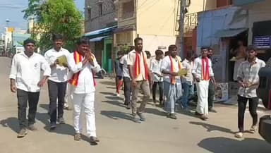 பெரியகுளம்: பெரியகுளம் நகராட்சி பகுதியில் TVK வேட்பாளர் வாக்கு சேர்ப்பின் போது முதியோர் காலில் விழுந்து தீவிரமாக வாக்கு சேர்த்தார்