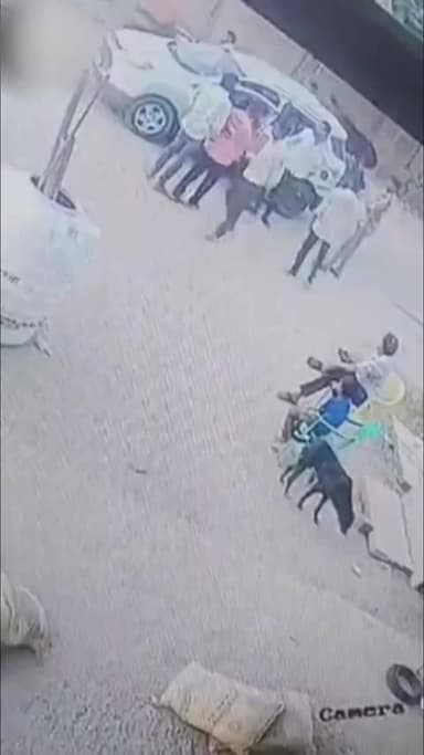 टीकमगढ़: मुखर्जी चौराहे पर क्रॉसिंग विवाद हिंसक, डॉक्टर का सिर फूटा, बंदूक देखकर मची भगदड़, वीडियो वायरल