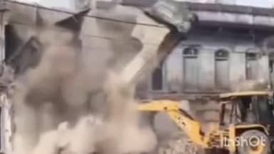 उज्जैन शहर: सड़क चौड़ीकरण के दौरान जेसीबी पर गिरी दीवार, चालक घायल