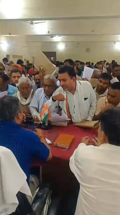 बारा तहसील समाधान दिवस में डीएम ने सुनीं फरियादियों की समस्याएं, त्वरित निस्तारण के दिए निर्देश