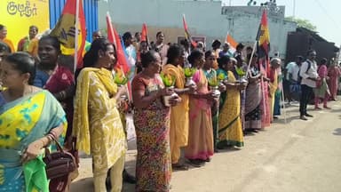 தேனி: PCபட்டியில் வாக்கு சேகரிக்க வந்த OPS க்கு மலர் தூவி கும்பம் மரியாதை செலுத்தி உற்சாக வரவேற்பு வழங்கினர்