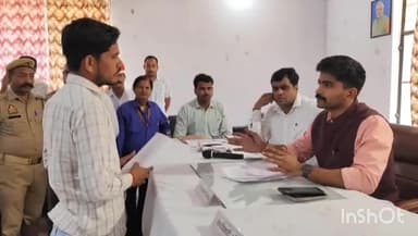 बिसौली: बिसौली तहसील परिसर में संपूर्ण समाधान दिवस के दौरान एसडीएम ने संबंधित कर्मचारियों के साथ बैठकर जन समस्याओं पर चर्चा की