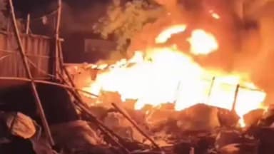 प्रीत विहार: गाजीपुर: मुल्ला कॉलोनी झुग्गी बस्ती में भीषण आग, 30 झुग्गियां जलकर खाक