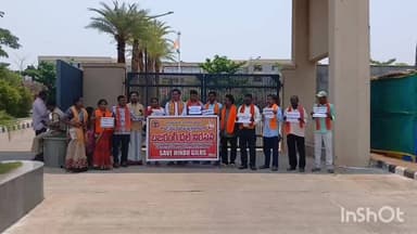 కొత్తగూడెం: జిల్లా కలెక్టర్ కార్యాలయం వద్ద విశ్వ హిందూ పరిషత్, బజరంగ్దళ్ ఆధ్వర్యంలో లవ్ జిహాద్ కి వ్యతిరేకంగా ధర్నా