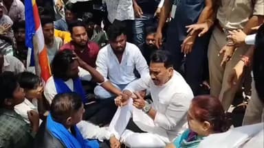 बुरहानपुर नगर: ग्राम अडगांव: बाबा साहब के अनुयायियों ने कलेक्टर कार्यालय का घेराव किया, पोस्टर फाड़ने वाले आरोपी की गिरफ्तारी की मांग