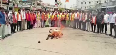 బాన్సువాడ: బాన్సువాడలో అంబేద్కర్ చౌరస్తా వద్ద బిజెపి నాయకులు మహిళా కార్యకర్తలు నిరసన, కాంగ్రెస్ పార్టీ దిష్టిబొమ్మ దహనం