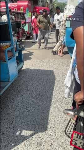 सोनीपत: गांधी चौक के पास रोडवेज परिचालक और ई-रिक्शा चालक के बीच विवाद, वीडियो आया सामने